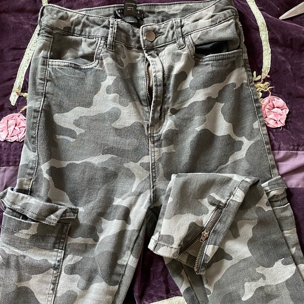 Camp pants with pockets on the side also/ grey